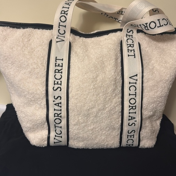 Victoria’s Secret overnight bag with Sherpa fur and black faux leather, new - Picture 5 of 10